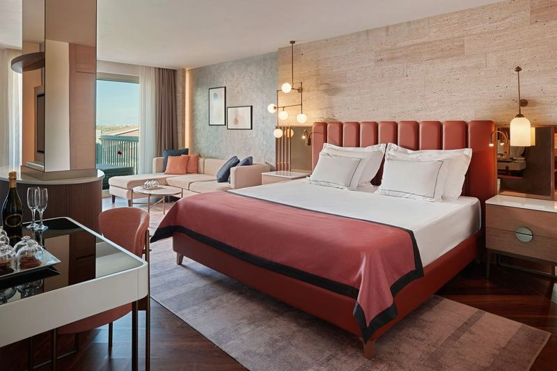 این قسمت از هتل، انتخاب&zwnj;های خیلی بیشتری برای شما دارد. برای مثال، سوییت&zwnj;های گرند دیزاینر در این مجموعه با فضای ۱۰۶ مترمربعی، طراحی فوق&zwnj;العاده شیک و بالکن اختصاصی در اختیار شماست اما نمایی از محیط طبیعی اطراف را پیش رو دارد در صورتی که سوییت دیزاینر ۳۶۰ درجه تنها با فضای ۵۷ مترمربعی اما با یک بالکن بزرگ، امکان تماشای تمامی مناظر اطراف را در اختیار شما گذاشته و همچنین یک جکوزی اختصاصی نیز در خود دارد.