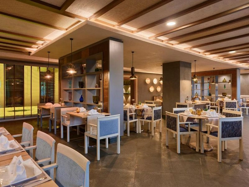 سوشی بار ایرو (Iro Sushi Bar): اگر طرفدار غذاهای شرقی به خصوص ژاپنی هستید، این&zwnj;جا مکان ایده&zwnj;آل شماست. یک سوشی&zwnj;بار با کیفیت که البته برخی غذاهای چینی و ژاپنی را هم کنار سوشی سرو می&zwnj;کند.