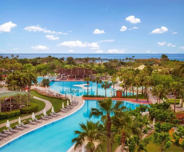 استخرهای هتل لارا باروت &nbsp;اولین چیزی که احتمالا بچه&zwnj;ها به&zwnj;محض ورود به هتل چشمان را بگیرد، پارک آبی بزرگی است که در مجموعه لارا باروت کالکشن تعبیه شده. این پارک بزرگ دارای چندین سرسره و تونل آبی و بازی&zwnj;های هیجان&zwnj;انگیز است که سنین مختلف می&zwnj;تواند در آنجا بازی کنند.