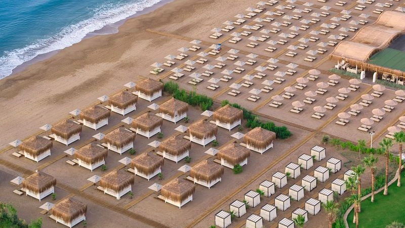 ساحل شنی نرم و بزرگ و آب&zwnj;های شفاف مدیترانه، یکی از بزرگ&zwnj;ترین امتیازات مجموعه لارا باروت کالکشن است.