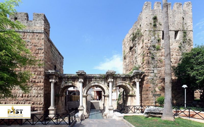 دروازه هادریان