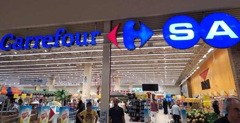 کارفور یک شرکت خرده&zwnj;فروشی چندملیتی فرانسوی و یکی از بزرگ&zwnj;ترین و معتبرترین برندهای جهان در زمینه هایپرمارکت&zwnj;ها، سوپرمارکت&zwnj;ها و فروشگاه&zwnj;های کوچک است. این برند با ارائه محصولات متنوع ازجمله مواد غذایی، لوازم الکترونیکی، پوشاک و لوازم&zwnj;خانگی؛ تلاش می&zwnj;کند اجناس باکیفیت بالا و در عین حال مقرون&zwnj;به&zwnj;صرفه عرضه کند.