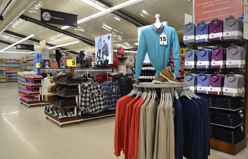 در بخش پوشاک این مراکز خرید، برای تمامی اعضای خانواده، از بزرگ&zwnj;سال گرفته تا کودک، تنوع بی&zwnj;نظیری از لباس&zwnj;های مختلف وجود دارد که این تنوع باعث شده کارفور بتواند هر سن و سلیقه&zwnj;ای را راضی کند. اگر به 