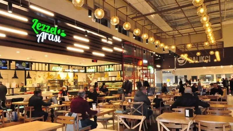 در فروشگاه&zwnj;های کارفور استانبول، علاوه بر فروش محصولات متنوع، فضایی هم برای استراحت و صرف غذا وجود دارد. این قسمت که معمولاً با اسم &laquo;Lezzet Arası&raquo; شناخته می&zwnj;شود، رستوران&zwnj;های متعددی دارد. این رستوران&zwnj;ها معمولاً در کنار بخش فروش گوشت، مرغ و ماهی قرار گرفته&zwnj;اند. 