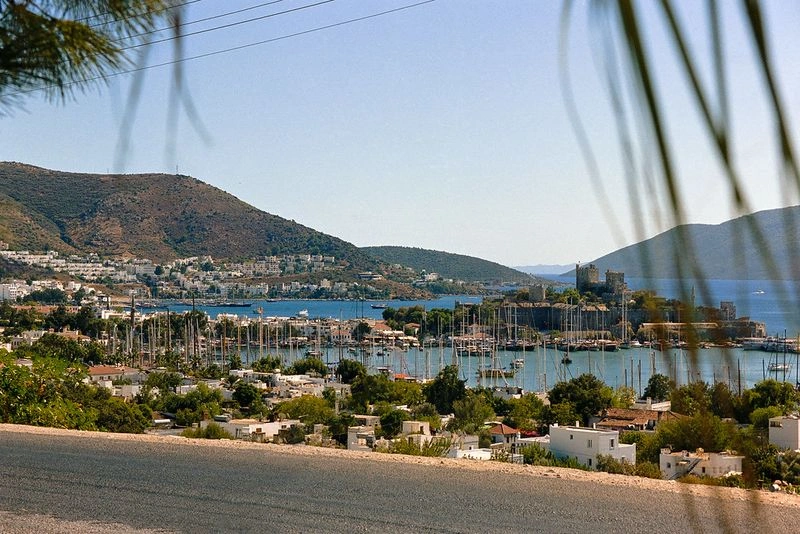 فصل پاییز در بدروم از ماه سپتامبر آغاز شده و تا اواسط نوامبر (شهریور تا اوایل آذر) ادامه می&zwnj;یابد. آب و هوای بدروم در مهرماه همچنان گرم است و دما به حدود ۳۰ درجه سانتی&zwnj;گراد می&zwnj;رسد. با این حال، به&zwnj;تدریج هوا خنک&zwnj;تر می&zwnj;شود. دمای هوا در پاییز از ۲۰ تا ۳۰ درجه سانتی&zwnj;گراد متغیر است. میزان رطوبت در این فصل بیشتر می&zwnj;شود و گاهی بارش&zwnj;های متناوب در سطح شهر اتفاق می&zwnj;افتد.