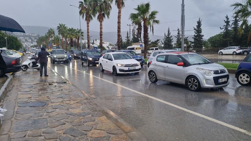 در بهار، بارش باران در بودروم نسبتاً متعادل است. این فصل بهترین زمان سفر برای کسانی است که از بارندگی&zwnj;های شدید فراری هستند.