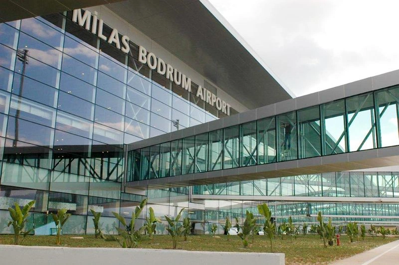 در ترمینال&zwnj;های داخلی و خارجی فرودگاه میلاس بدروم، دسترسی به اینترنت فراهم است. نیاز به پرداخت هزینه بابت استفاده از این سرویس وجود ندارد. برای اتصال به این اینترنت باید گزینه &laquo;TAV-FREE-WIFI&raquo; را انتخاب کنید و به آن متصل شوید.&nbsp;