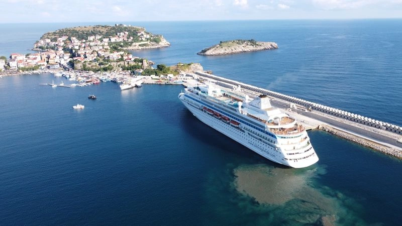 با انتخاب سفر با کشتی کروز ترکیه از امکانات متنوعی بهره&zwnj;مند می&zwnj;شوید و روی آب&zwnj;های زیبا، سفری خاص را تجربه می&zwnj;کنید. در این سفر، فقط از برنامه&zwnj;ها و خدمات داخل کشتی استفاده نمی&zwnj;کنید، بلکه مسیرها هم طوری طراحی می&zwnj;شوند که امکان بازدید از دیدنی&zwnj;هایی مانند آثار باستانی و تاریخی هم فراهم شود.&nbsp; مثلاً با&nbsp; کروز دریای مدیترانه می&zwnj;توانید از کنار قلعه&zwnj;های کهن یا کاخ&zwnj;های عثمانی، خرابه&zwnj;های یونان باستان در سواحل دریا هم دیدن کنید.&nbsp;