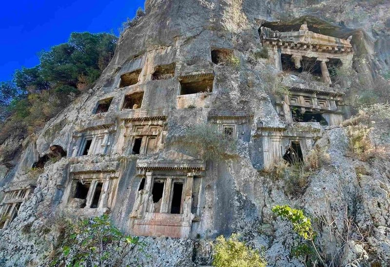 آرامگاههای صخرهای فتحیه منطقهای باستانی هستند که قدمت آنها به زمانی حدود ۳۵۰ سال پیش از میلاد بازمیگردد. در این مکان چندین مقبره درون صخرهها تراشیده شدهاند. معروفترین و زیباترین آرامگاه فتحیه، باتوجهبه نوشتههای روی کتیبۀ کنار آن، مقبره آمینتاس نام دارد. این گورهای باشکوه به اقوام لیکیایی تعلق دارند که در دوران یونان باستان میزیستند.