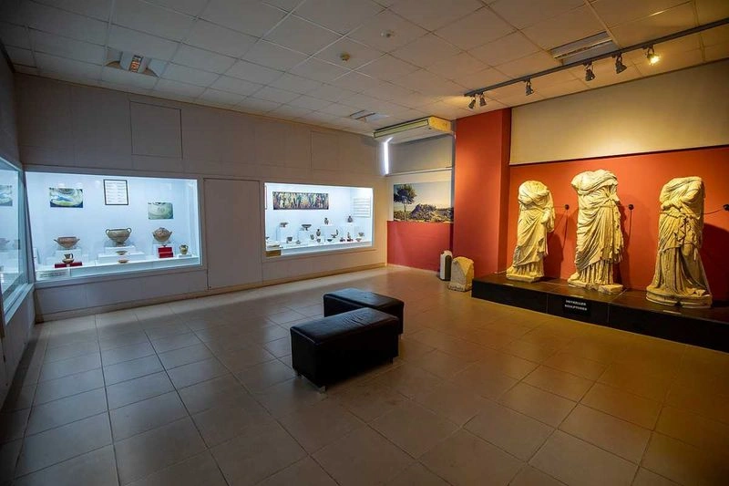 در این راهنمای سفر به فتحیه ترکیه حتماً باید به موزۀ شهر نیز اشاره کنیم که جایی برای نمایش آثار تاریخی و فرهنگی این منطقه است. این موزه، مجموعه کاملی از اشیای باستانی، مجسمهها، سکهها و سفالینهها از دوران لیکیایی، رومی و بیزانسی است. موزه در قلب شهر فتحیه واقع شده است و اطلاعات کاملی را از تاریخ و فرهنگ منطقه به گردشگران نمایش میدهد. این موزه برای علاقهمندان به تاریخ و باستانشناسی، جالبتوجه است و به درک بهتر از گذشتۀ فتحیه کمک میکند.