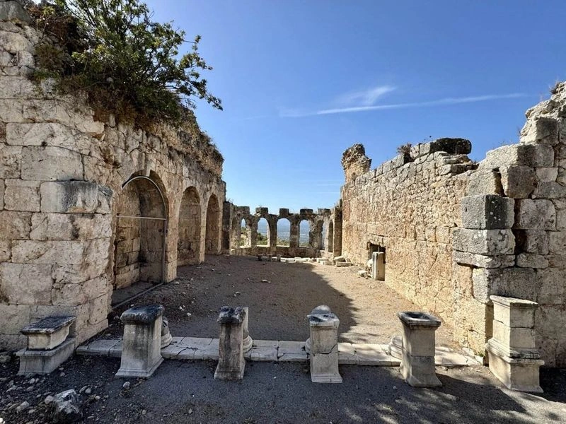 تلوس یکی از شهرهای باستانی واقع در نزدیکی فتحیه است و قدمتی بیش از ۴۰۰۰ سال دارد. این شهر باستانی دارای آثار باستانی مهمی مانند آمفیتئاتر، معابد و خانههای قدیمی است که بازدید از آنها میتواند تجربهای تاریخی و فرهنگی را برای شما به ارمغان بیاورد.