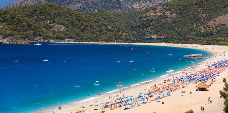 ساحل اولودنیز یکی از معروفترین و زیباترین سواحل ترکیه و حتی جهان است. این ساحل با آبی زلال و آرام، ماسههای سفید و مناظر فوقالعاده، مقصدی بینظیر برای علاقهمندان به دریا و تفریحات آبی است. فعالیتهای آبی مانند پاراگلایدینگ، غواصی و قایقرانی نیز در این منطقه بسیار محبوب هستند. این ساحل به تعدادی از جاهای دیدنی فتحیه، مثل روستای کایکوی و درۀ پروانهها بسیار نزدیک است؛ طوری که میتوانید از ساحل اولودنیز با قایقهای مسافربری، به این مکانهای دیدنی نیز سری بزنید.