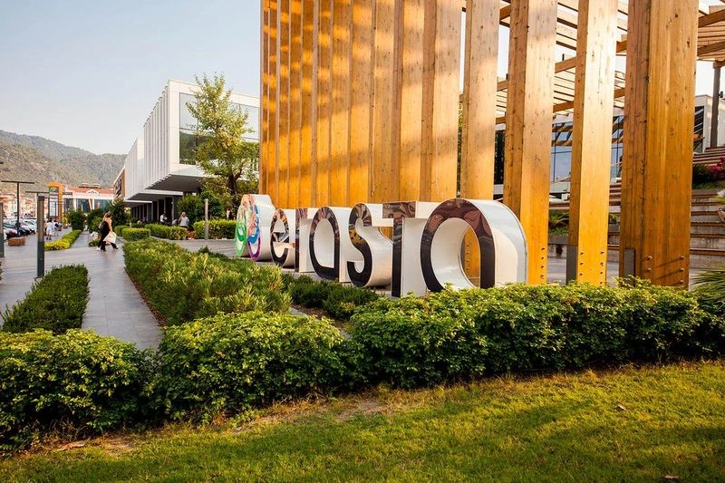 مرکز خرید اِراستا (Erasta AVM)؛ خانۀ برندهای معروف