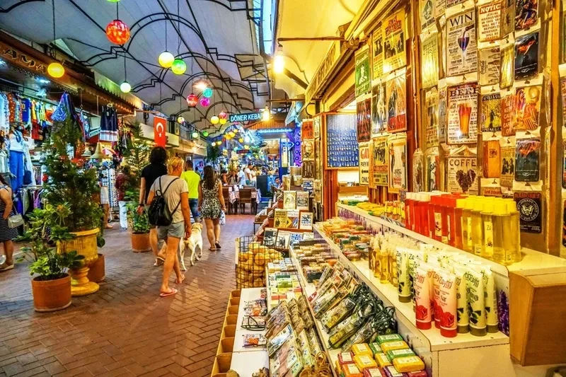 بازار مکری در نگاه اول یک مرکز خرید نسبتاً بزرگ است؛ اما کالاهای آن با قیمتی اقتصادی به فروش میرسند. در این بازار میتوانید انواع لوازم مثل مواد غذایی، لباس و کفش را تهیه کنید. یکی از ویژگیهای مثبت بازار مکری ساعت فعالیت آن است؛ این فروشگاه برخلاف جاهای دیگر، تا نیمهشب باز است. در این بازار تعدادی رستوران نیز وجود دارد که آنها نیز تا ساعات پایانی شب غذا سرو میکنند.