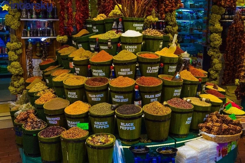 سهشنبهبازار فتحیه یکی از جاذبههای گردشگری شهر و جایی برای آشنا شدن با زندگی مردم محلی است. در این بازار میتوانید انواع مواد غذایی تازه و محلی فتحیه مثل سبزیجات، عسل و زیتون و همینطور کالاهایی مثل صنایعدستی و ادویه را تهیه کنید. این بازار محلی، قدیمی و بزرگ است و برای گشتوگذار در آن چیزی بین ۲ تا ۳ ساعت زمان لازم دارید؛ بنابراین بهتر است کفش و لباس راحت بپوشید.