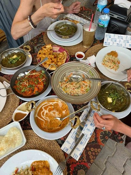 این رستوران کوچک به طعم و مزۀ عالی غذاها و قیمت مناسب معروف است. در رستوران هندی - پاکستانی آپی و نازیلی پیده، انواع غذاهای خیابانی، ترکی و پیتزا نیز سرو میشود. این رستوران پذیرای گردشگرانی با رژیمها و عقاید مختلف است و انواع غذاهای گیاهی و حلال را نیز در منوی خود دارد.