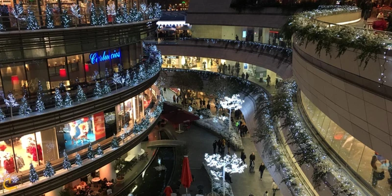 زیبایی فضای سرپوشیده و روباز مرکز خرید ترسانه استانبول