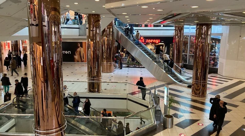 فضای آرام و خلوت مرکز خرید جواهر استانبول در ساعتهای اولیه صبح