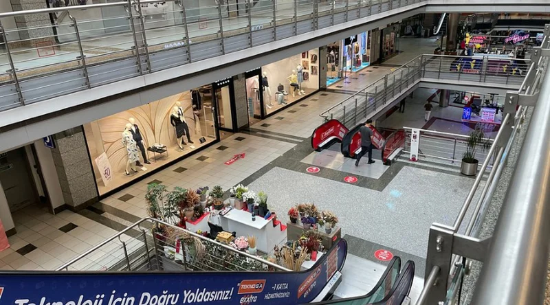 مجموعهای از برندهای معتبر بینالمللی پوشاک در طبقه اول مرکز خرید جواهر استانبول