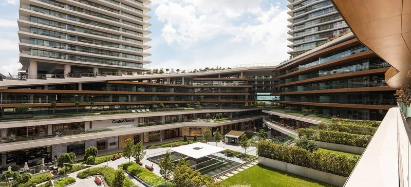 زورلو شاپینگ سنتر (Zorlu Shopping Center) یا به&zwnj;صورت مخفف زورلو سنتر یکی دیگر از مال&zwnj;های معروف استانبول و از لوکس&zwnj;ترین مراکز خرید این شهر به&zwnj;حساب می&zwnj;آید. زورلو سنتر بهشتی برای عاشقان خرید است.