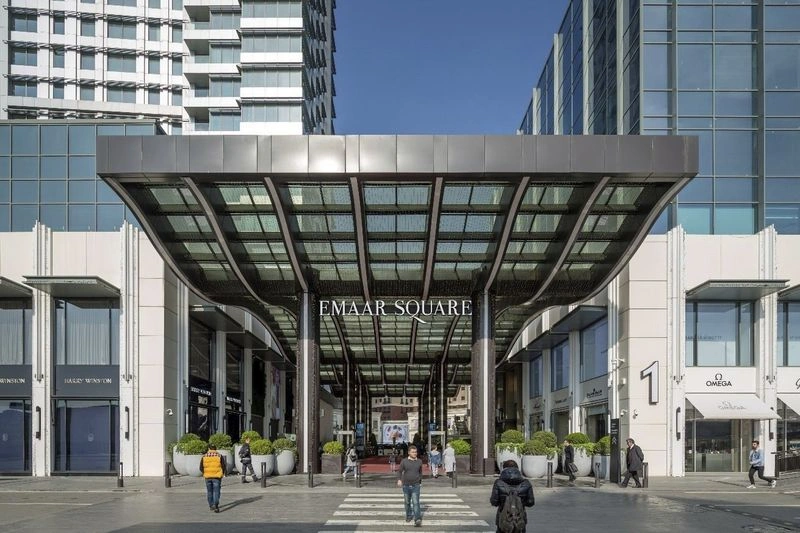 مرکز خرید عمار اسکوئر (Emaar Square Mall) یکی از مقاصد لوکس خرید در استانبول است که برندهای معتبر جهانی و ترک در آن حضور دارند. طراحی باز و استفاده از سقف بلند و نور طبیعی در فضای داخلی، تجربه خریدی راحت و جذاب را برای بازدیدکنندگان فراهم می&zwnj;کند. ترکیب این ویژگی&zwnj;ها با فروشگاه&zwnj;های بزرگ و لوکس، جذابیت مرکز خرید را دوچندان کرده است.