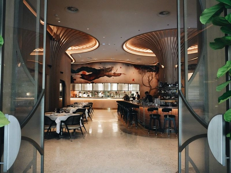 هر کدام از مراکز خریدی که در لیست امروز به آن&zwnj;ها اشاره کردیم، دارای یک سری خدمات مشترک و بعضاً خدمات ویژه هستند. اکثر این خدمات به&zwnj;صورت رایگان در اختیار مراجعین قرار می&zwnj;گیرند و برای بعضی از آن&zwnj;ها باید مبلغی را پرداخت کنید.