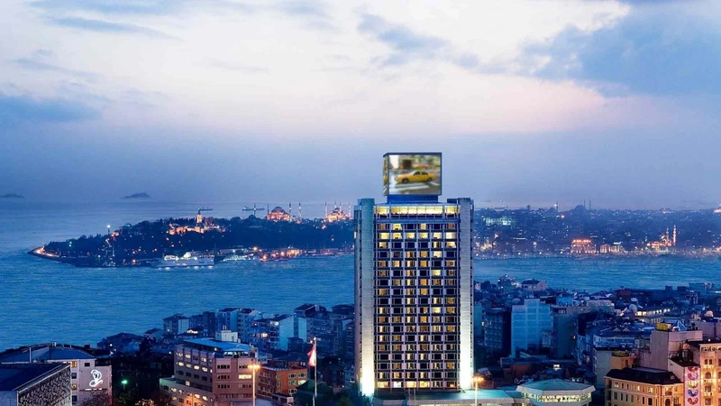 نمای بیرونی هتل مارمارا پرا هنگام غروب، با منظره پانورامیک تنگه بسفر و شبه&zwnj;جزیره تاریخی استانبول در پس&zwnj;زمینه.