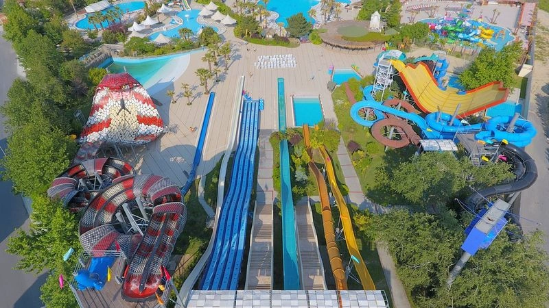 پارکهای آبی استانبول مقصدی سرگرمکننده و جذاب برای مسافرانی است که عاشق تفریحات آبی هستند. این پارکها با وسایل بازی سرگرمکننده و پرهیجان مثل استخرهای شنا، سرسرههای پیچدرپیچ، رودخانههای پرتلاطم و... بهترین مکان برای گذراندن روزهای گرم تابستانی با خانواده و دوستان در سفر به استانبول هستند.