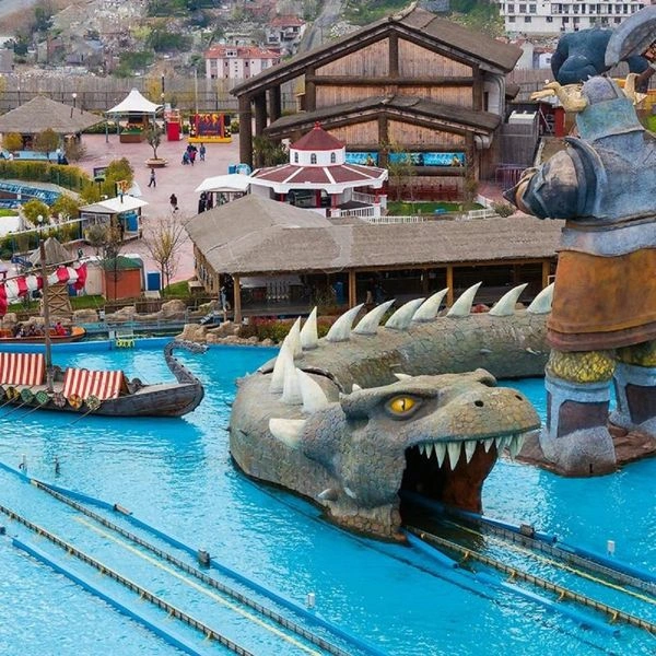 از آنجایی که پارک آبی ویالند در یکی از شلوغترین مناطق استانبول قرار دارد، بهترین راه برای رفتن به آن استفاده از وسایل حملونقل عمومی است. ارزانترین و راحتترین گزینه سوار شدن به مترو شهری استانبول است. برای استفاده از مترو کافی است سوار بر یکی از خطهای M1B یا M7 شوید. هر دو این خطها از نزدیکی ویالند عبور میکنند. همچنین میتوانید سوار بر اتوبوسهای سلطان احمد و فاتح شده و به راحتی به این پارک آبی بروید. ساعات کاری این مجموعه در روزهای وسط هفته از ۱۰ صبح تا ۶ عصر بوده و در روزهای تعطیل و شنبهها و یکشنبهها ساعات کاری از ۱۰ صبح تا ۷ عصر است.