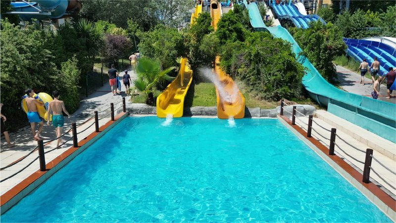 ین مجموعه فعالیتش را از اردیبهشت ماه شروع میکند و تا اواسط شهریور باز است. ساعات کاری آن هم از ۹ صبح شروع شده و ساعت ۷ عصر تعطیل میشود. در نظر داشته باشید که ساعتهای بین ۱۱ صبح تا ۳ بعد از ظهر شلوغترین زمان برای رفتن به این مکان هستند. در مورد نحوه دسترسی، خبر خوب اینکه تقریبا از هر نقطه شهر استانبول میتوانید ایستگاههای مختلفی برای رفتن به پارک آبی آکوا کلاب دلفین پیدا کنید.