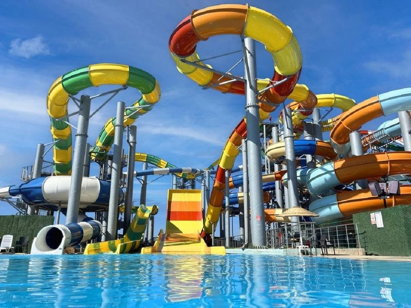 اینکه چه ماهی از سال را برای رفتن به پارک آبی آکوا مارینا انتخاب میکنید، در قیمت بلیط ورودی تاثیر دارد. همچنین قیمت بلیطها با توجه به رده سنی افراد هم متفاوت هستند. در حالت کلی قیمت بلیطهای آکوا مارینا از ۴۵۰ تا ۵۵۰ لیر ترکیه متفاوت هستند. قیمتها برای کودکان، دانشجوها و افراد مسن کمتر بوده و همچنین قیمت بلیط پارک آبی استانبول آکوا مارینا برای کسانی که به صورت آنلاین رزرو کردهاند، کمتر است.