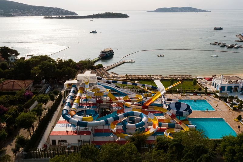 مجموعه جواهیر هیبلی آدا بیشتر با خدمات لوکس و VIP شناخته میشود. به همین خاطر قیمت بلیطهای ورودی آن در مقایسه با دیگر مکانهای مشابه کمی بالاتر است. اگر علاقهمند به حضور در این مجموعه دوست داشتنی برای گذراندن یک روز فراموشنشدنی هستید، به ازای هر یک بزرگسال باید ۷۰۰ لیر ترکیه به عنوان ورودی به جواهیر هیبلی آدا پرداخت کنید. این مبلغ برای کودکان ۳۵۰ لیر است.