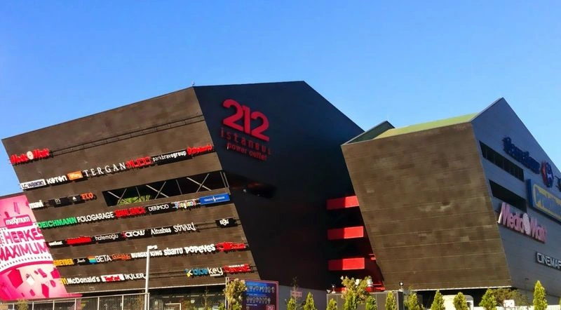 ۲۱۲ استانبول یکی از معروفترین اوت لتهای استانبول است که در منطقه محمودبی قرار دارد. این مرکز با بیش از ۱۷۵ فروشگاه، تخفیفهای قابلتوجهی روی محصولات برندهای محبوبی مانند زارا، منگو، کوتون و دسا اعمال میکند. از ویژگیهای جذاب این مجموعه میتوان به مجموعه سینمایی، زمین بازی کودکان و فودکورت بزرگ آنجا اشاره کرد. مجموعه ۲۱۲ استانبول هم به ایستگاههای حملونقل عمومی نزدیک است.