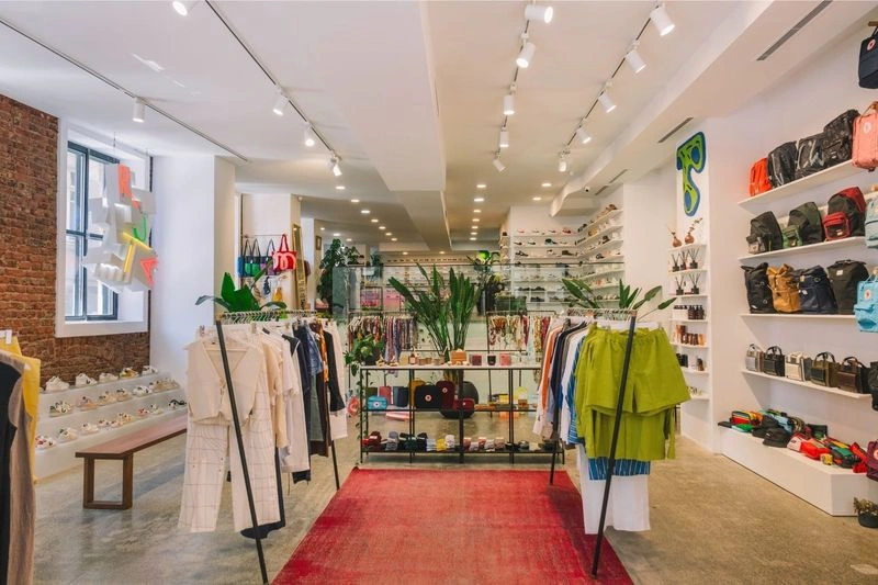 پرا یکی از اوت لتهای نزدیک تکسیم است که در منطقه بیاوغلو واقع شده و تنها چند قدم با برج زیبای گالاتا فاصله دارد. این مرکز خرید، ترکیبی از برندهای بینالمللی و داخلی را دارا بوده که با تخفیفهای جذاب همراه هستند. دسترسی آسان به این مرکز تجاری از طریق مترو و اتوبوس، آن را به گزینهای جذاب در استانبول تبدیل کرده، حتی اگر در تکسیم اقامت نداشته باشید. علاوه بر فروشگاههای پوشاک، چندین کافه و رستوران نیز در این مرکز وجود دارد که آنجا را به یکی از بهترین اوت لت های استانبول بدل کرده.