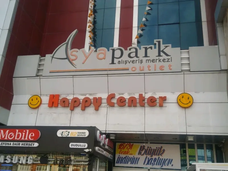 آسیا پارک یکی از اوت لتهای استانبول در بخش آسیایی است که در منطقه کارتال قرار دارد و کار خود را در سال ۲۰۰۷ شروع کرده است. این مرکز خرید دارای بیش از ۲۵۰ فروشگاه از برندهای معروف بینالمللی و ترکی است که خیلی از آنها محصولاتشان را با تخفیفهای بسیار خوب عرضه میکنند. علاوه بر خرید، این مکان دارای امکانات تفریحی، فودکورت بزرگ و مجموعه سینمایی نیز هست که تجربه خرید را برای بازدیدکنندگان لذتبخشتر میکند. این مجموعه ۷ طبقه یکی از بزرگترین فروشگاههای ال سی وایکیکی را داشته و دارای پارکینگ اختصاصی با ظرفیت بیش ۴ هزار ماشین است.