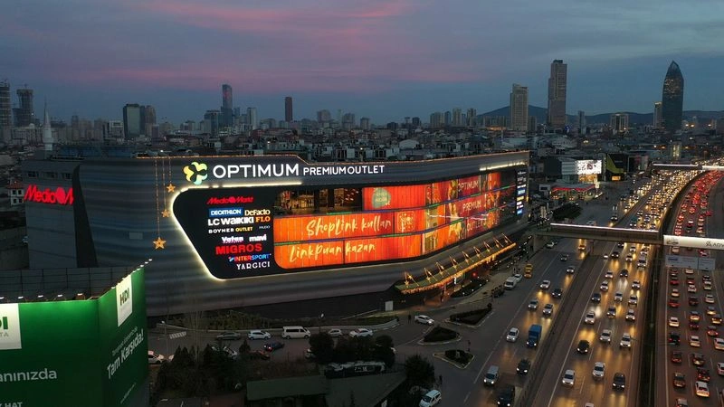 اپتیموم یکی از بزرگترین اوت لتهای استانبول در بخش آسیایی است که در منطقه کادیکوی قرار دارد. یکی از مناطق توریستی شهر که گردشگران زیادی به آنجا میروند. این مرکز خرید پنج طبقه، میزبان برندهای مشهور جهانی مانند آدیداس، نایکی، مانگو و زارا است.