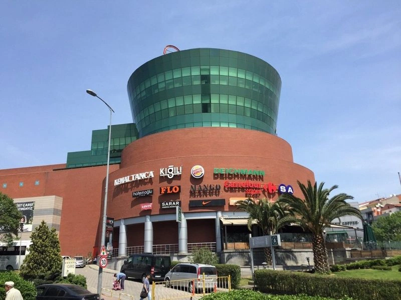 اولیویوم یکی از قدیمیترین و معروفترین اوت لتهای قسمت اروپایی استانبول است که در منطقه زیتونبورنو قرار دارد. این مرکز خرید بزرگ که هم در بیرون و هم در داخل از طراحی زیبایی برخوردار است، بیش از ۱۰۰ فروشگاه از برندهای داخلی و بینالمللی را در خود جای داده و در طول فصلهای مختلف، تخفیفهای متنوعی را در این فروشگاهها عرضه میکند. این مجموعه دارای مجموعه سینمایی، فضای بازی کودکان، سالن بولینگ و یک فود کورت نسبتا بزرگ است که همه جور غذای ترکی و بینالمللی در آنجا به فروش میرسد.