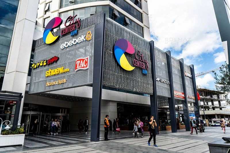 سیتی سنتر استانبول در منطقه بایرامپاشا واقع شده و یکی از مدرنترین و البته بزرگترین اوت لتهای استانبول در قسمت اروپایی است. این مجموعه دارای طراحی مدرن بوده و فروشگاههای بزرگ و شیکی دارد. مجموعه سیتی سنتر علاوه بر ارائه برندهای مطرحی مانند لاکوست، نایکی و منگو، دارای فودکورت بزرگ، مجموعه سینمایی، پیست اسکیت یخی، دو زمین بازی و پارکینگ اختصاصی نیز هست. در کل این مجموعه هم اگرچه جزو مراکز خرید معروف استانبول نیست اما بدون شک جزو گزینههایی عالی برای خرید است که عاشقان خرید نباید آنجا را از قلم بندازند.