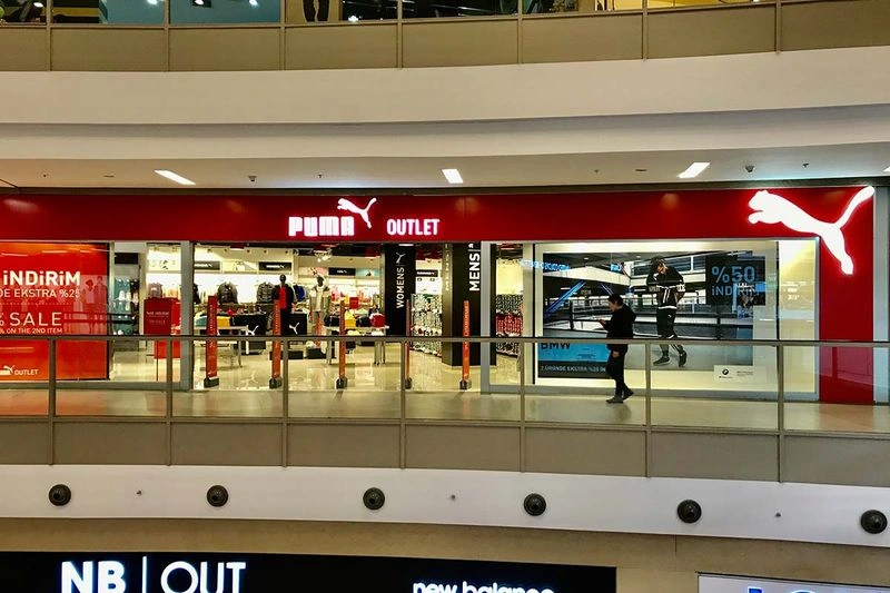 این مرکز تجاری که در نزدیکی فرودگاه آتاتورک قرار دارد، کار خود را در سال ۲۰۱۶ آغاز کرده و با داشتن امکانات عالی به یکی از مقاصد خرید در این منطقه از شهر تبدیل شده است. این مرکز خرید به دلیل نزدیکی به فرودگاه، انتخابی مناسب برای مسافرانی است که پیش از پرواز قصد خرید دارند. فروشگاههای این مجموعه، برندهای معروفی مانند پولو، کوتون و دیفکتو را با تخفیفهای عالی عرضه میکنند. از امکانات استار سیتی میتوان به شهربازی کوچک مخصوص کودکان، رستورانها و کافههای متنوع و سالن آمفی تئاتر اشاره کرد که در طول سال برنامههای مختلفی در آنجا به نمایش در میآید.