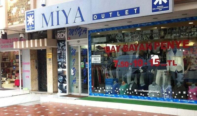یکی دیگر از اوت لتهای استانبول در بخش آسیایی، میا است که در منطقه عمرانیه واقع شده است و اگر چه به اندازه دیگر مراکزی که امروز به شما معرفی کردیم معروف نیست بااینحال از نظر تنوع محصولات گزینه خیلی خوبی است. این مرکز خرید علاوه بر برندهای معروف پوشاک، دارای مجموعهای از فروشگاههای لوازمخانگی و کالاهای دیجیتال هم هست.