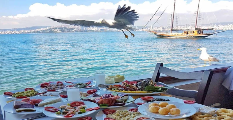 میز غذای دریایی در رستوران های ساحلی جزیره