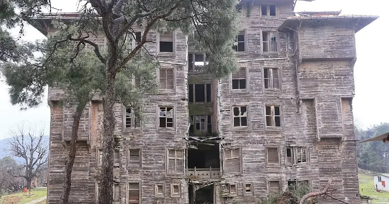 ساختمان چوبی بزرگ و متروکه یتیم خانه یونانی