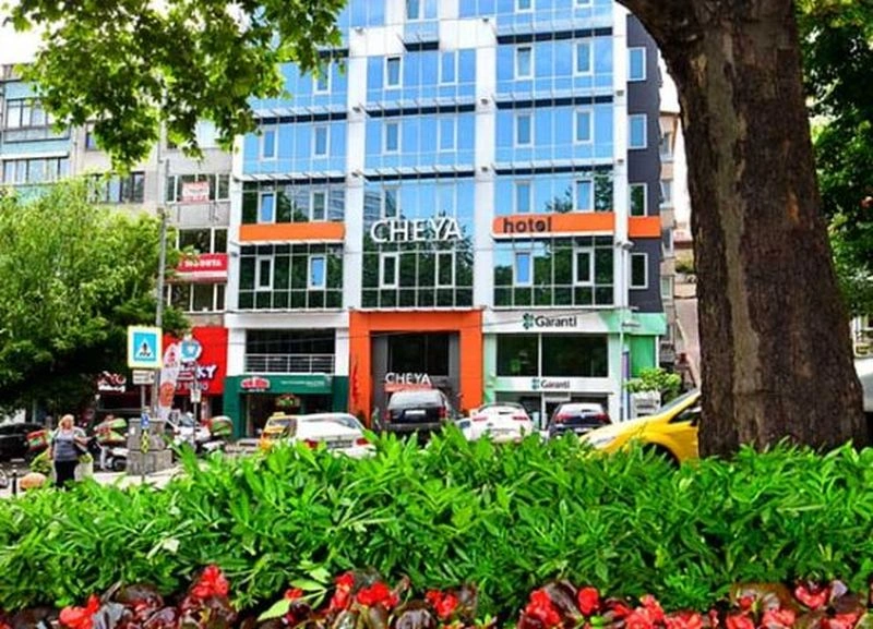 هتل چیا بشیکتاش (Cheya Beşiktaş Hotel and Suites) چیا بشیکتاش یک هتل ۳ &zwnj;ستاره در منطقه بشیکتاش استانبول است. این هتل ۴۹ اتاق دارد که همه به امکاناتی مثل تهویه مطبوع، تخت دونفره یا مبل تختخواب&zwnj;شو، صندوق امانات، مینی&zwnj;بار، یخچال، ایستگاه چای/قهوه، تلویزیون و اینترنت رایگان مجهز هستند.