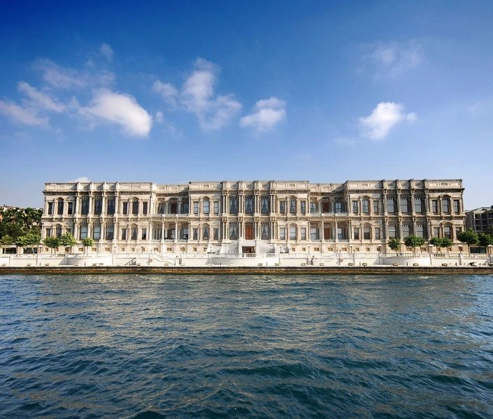  هتل چراغان پالاس کمپینسکی استانبول (Ciragan Palace Kempinski Istanbul) هتل چراغان یک هتل پنج ستاره است که در واقع یک کاخ متعلق به دوره عثمانی (قرن نوزدهم) به&zwnj;حساب می&zwnj;آید. این کاخ که بین سال&zwnj;های ۱۸۶۳ و ۱۸۶۷ ساخته شد، اقامتگاه سلطنتی سلاطین عثمانی بود. این کاخ برای اینکه تبدیل به یک هتل لوکس شود، بارها بازسازی شد.