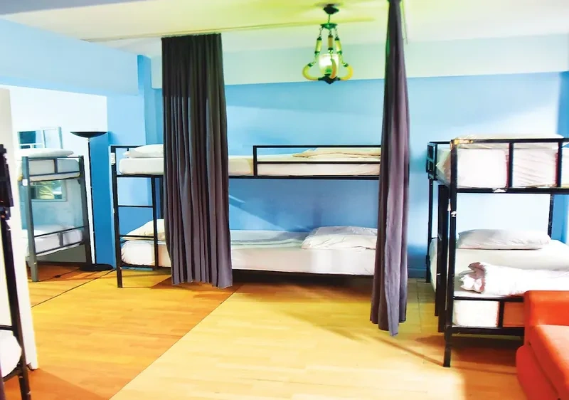 هاستل نوستالژی (Nostalji Hostel) یکی از این اقامتگاه&zwnj;های ارزان در این منطقه است که علاوه بر موقعیت مکانی مناسب، دسترسی راحت به مراکز مهم شهر دارد. اگرچه قیمت اقامت در این هاستل کم است اما امکانات خوبی مثل تهویه مطبوع، تراس و آشپزخانه مشترک در آن وجود دارد.