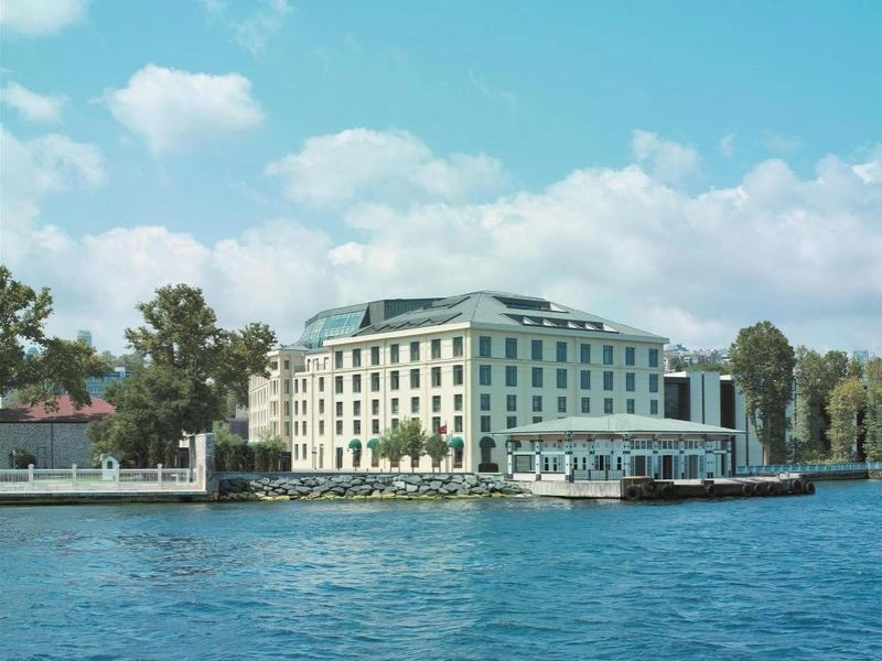 هتل شانگری لا بسفروس استانبول (Shangri-La Bosphorus Istanbul) هتل شانگری یک هتل پنج ستاره لوکس است که در نزدیکی ساحل بسفروس قرار دارد. این هتل که در سال ۲۰۱۳ ساخته شده در فاصله&zwnj;ای کمتر از ۲ کیلومتری میدان تکسیم واقع شده و به همین دلیل دسترسی راحتی به مراکز تجاری مهم استانبول دارد. برج گالاتا شناخته&zwnj;شده&zwnj;ترین جاذبه&zwnj;ای است که در نزدیکی این هتل واقع شده است.