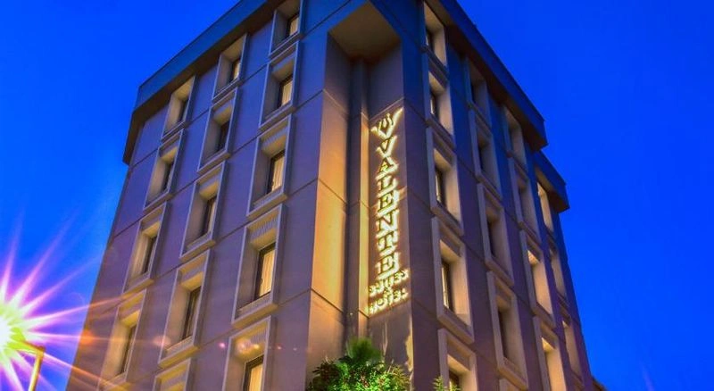 هتل والنته سوئیتس یک اقامتگاه چهار ستاره در نزدیکی بازار بشیکتاش است که فاصله کمی تا جاذبه&zwnj;های گردشگری شهر دارد. این هتل تنها ۳.۶ کیلومتر تا میدان تکسیم و ایستگاه مترو تکسیم فاصله دارد و همچنین به خیابان استقلال، کاخ دولماباغچه و برج ساعت دولماباغچه نزدیک است. فرودگاه استانبول نیز در فاصله ۳۷ کیلومتری از این هتل قرار دارد و مسافران می&zwnj;توانند با استفاده از خدمات ترانسفر فرودگاهی به&zwnj;راحتی خود را به این هتل برسانند.