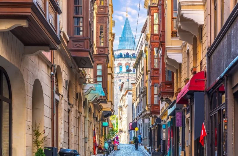 خیابان&zwnj;های سنگ&zwnj;فرش و شیب&zwnj;دار محله گالاتا