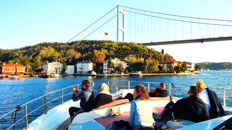 قایق&zwnj;سواری در تنگه بسفر با منظره پل بسفر