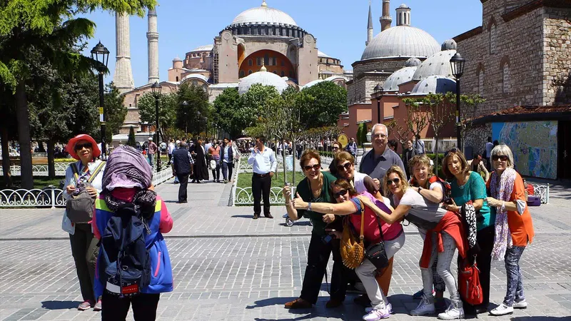 گروهی از مسافران در حال عکاسی